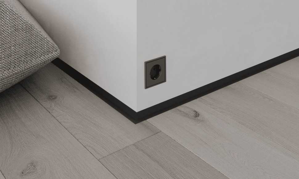 Антиплинтус Апл 02.2700.15. Черный