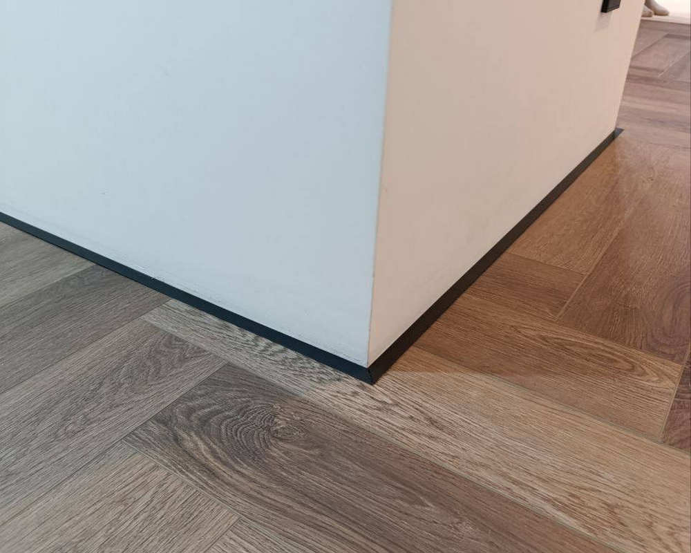 Микроплинтус AL16X5-03 16х6х2000мм Чёрный