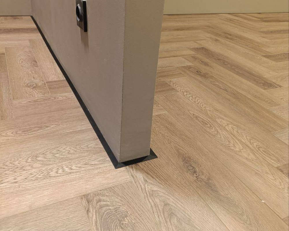 Микроплинтус AL16X5-03 16х6х2000мм Чёрный Анод