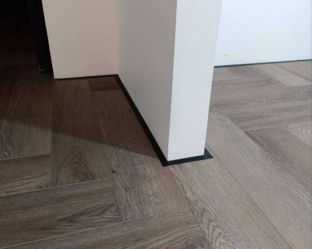 Микроплинтус AL16X5-03 16х6х1900мм Чёрный